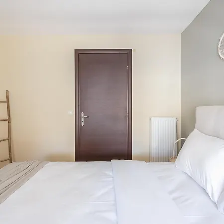 Apartment Artistic 2br Maisonette: An Architectural Delight